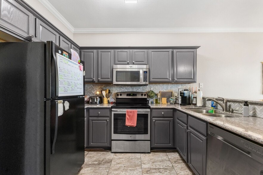 Building Photo - 3 Bed Available at Waterwood Townhome Complex!