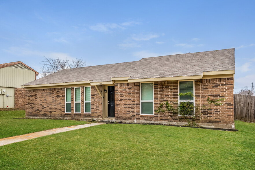 Building Photo - 1205 High Valley Dr