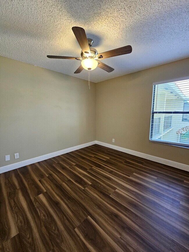 Building Photo - 1447 Lake Crystal Dr