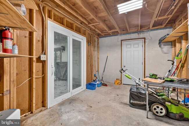 Building Photo - 6 Youngs Farm Ct