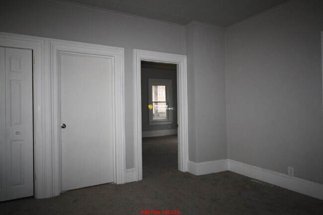 Building Photo - Large 3 - Bedroom Duplex in Oshkosh