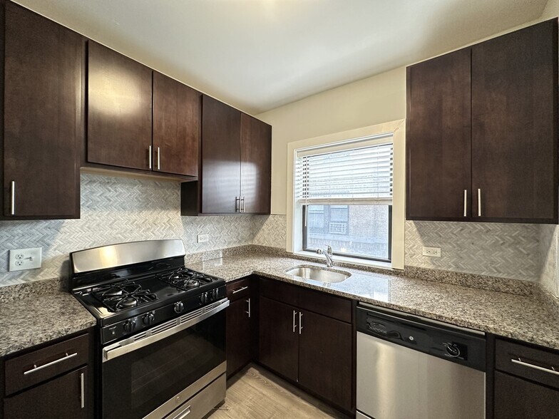 Building Photo - 722 W Brompton