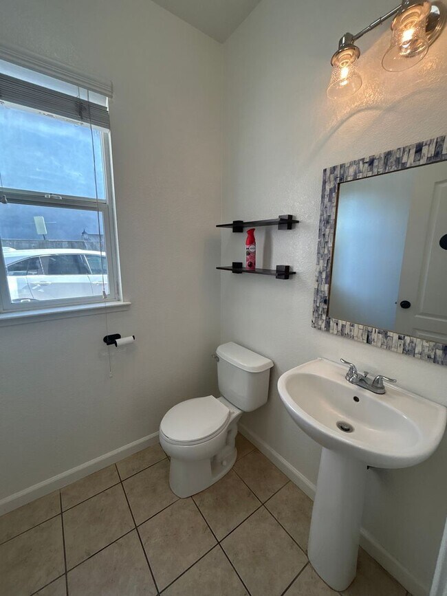 Building Photo - Nice home in North Turlock!