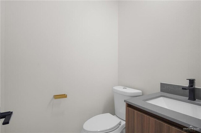 Building Photo - 2204 Corales St