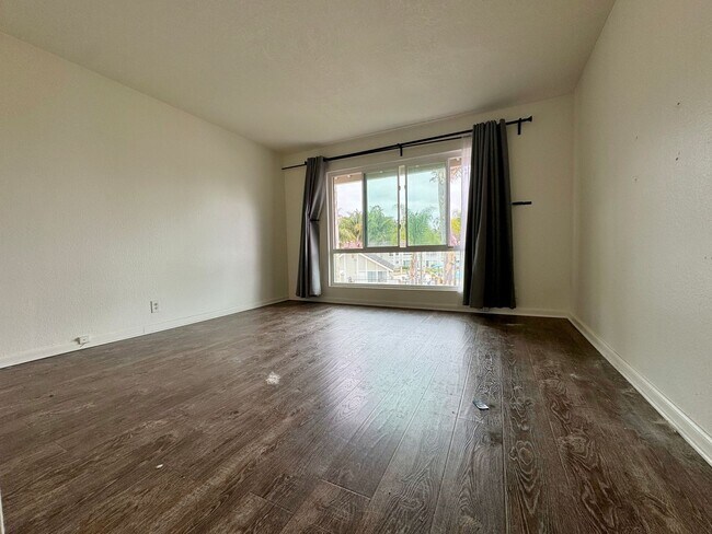 Building Photo - FOR RENT 2BD/1.5 BA/2 parkings/ Town House
