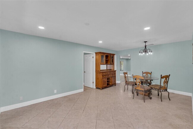 Building Photo - 4541 NE 6th Terrace