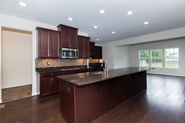 Building Photo - 5 Bed, 4.5 Bath Single Family Home in Step...