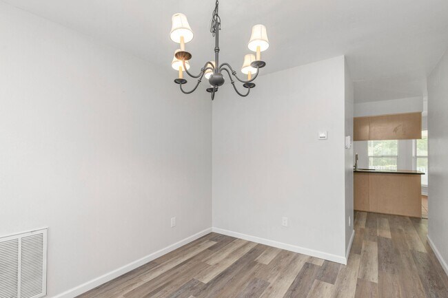 Building Photo - NO JUNE RENT!!!!!! 300 off July Rent...tou...
