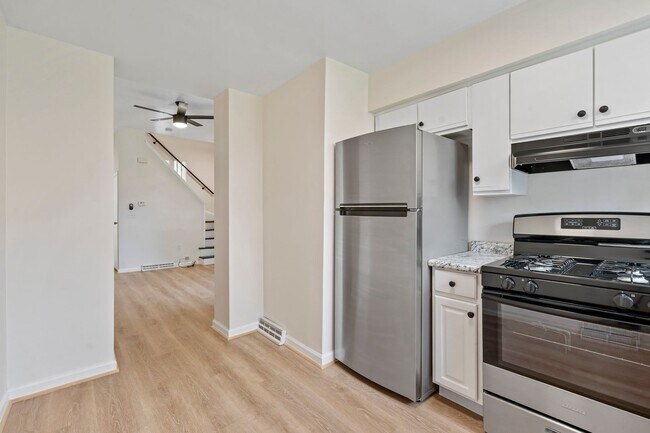 Building Photo - Newly renovated 2 Bed, 1 Bath w/ Bonus Room, Central AC, Laundry - Available October 1st!