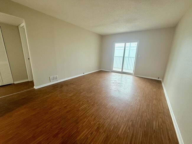 Building Photo - 2 bed 1 bath condo close to IMG