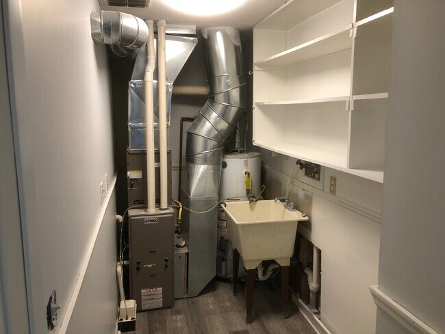 Building Photo - 235 Woodlawn Dr