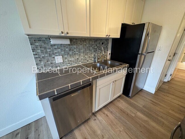 Building Photo - 400 S Saliman Rd