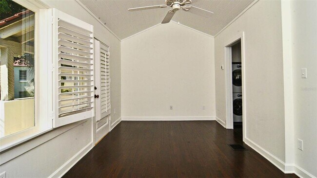 Building Photo - 544 N Knowles Ave