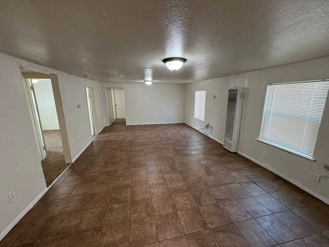 Building Photo - Dinuba Home Rent Ready !