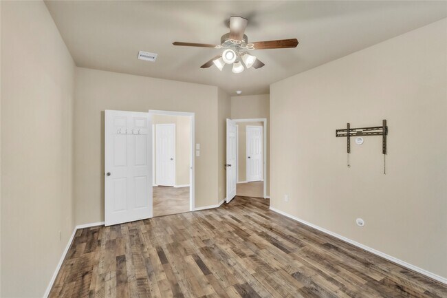 Building Photo - 2803 Lakecrest Way Dr