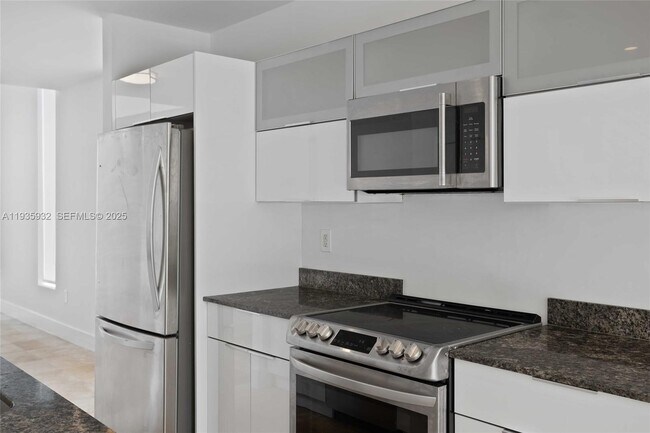 Building Photo - 7004 NE 5th Ave