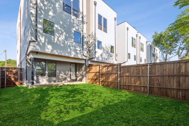 Building Photo - 3 Story Townhome with Roof Top Deck