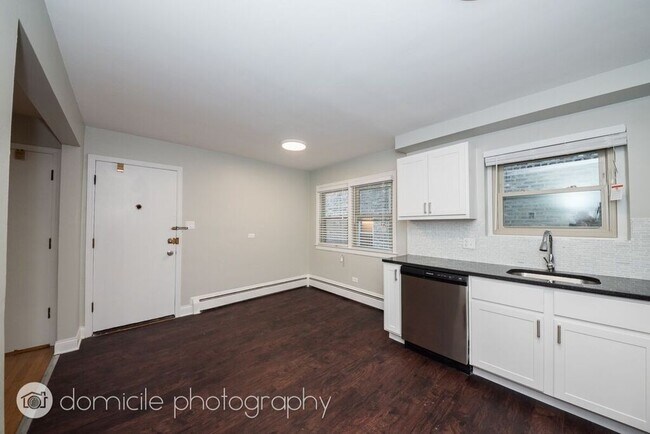 Building Photo - 5020 N Washtenaw Ave