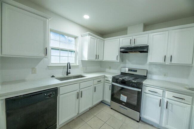 Building Photo - 108 7th St N