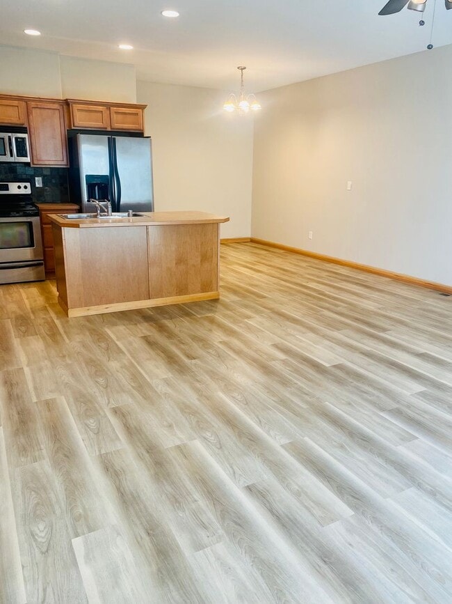 Building Photo - 512