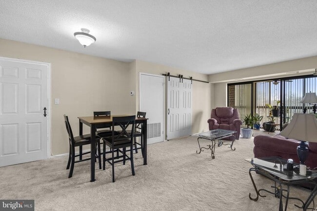 Building Photo - 15101 Interlachen Dr