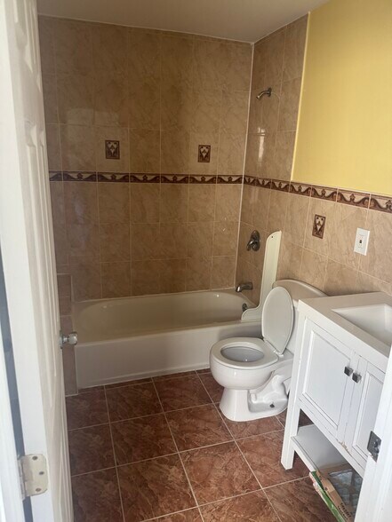 Building Photo - 33 Cliff St