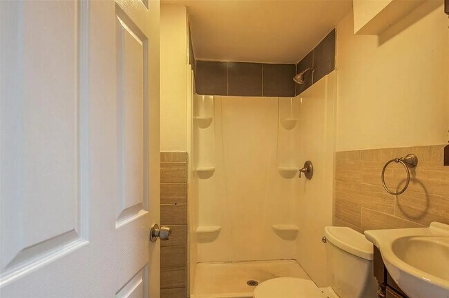 Building Photo - 513 Monroe St