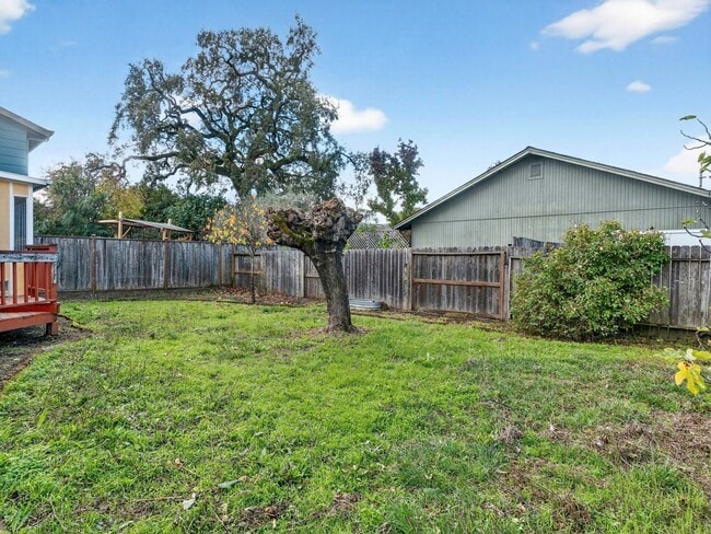 Building Photo - Single level home, convenient, charming neighborhood