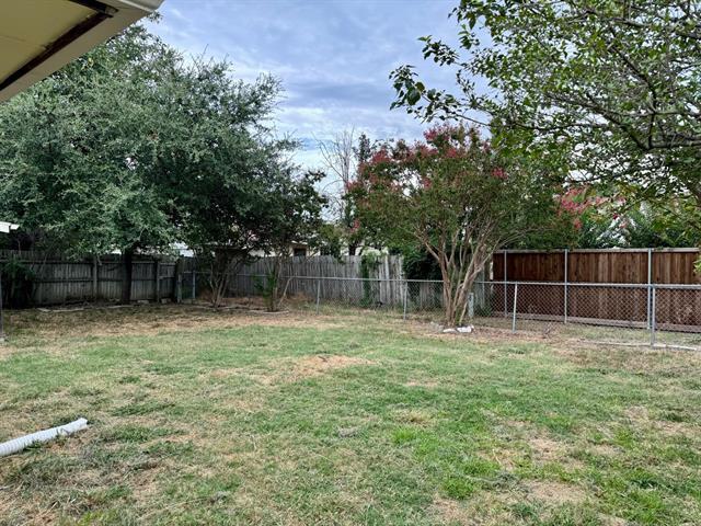 Building Photo - 2312 Versailles Dr
