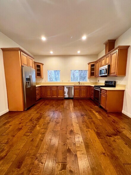 Building Photo - 1122 10th St