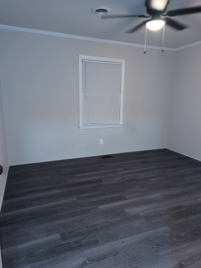 Building Photo - 2 Bedroom 1 Bathroom