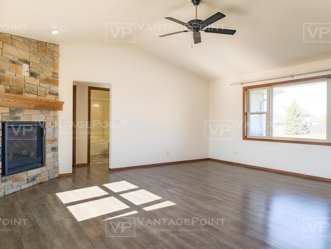 Building Photo - 2250 Daly Dr