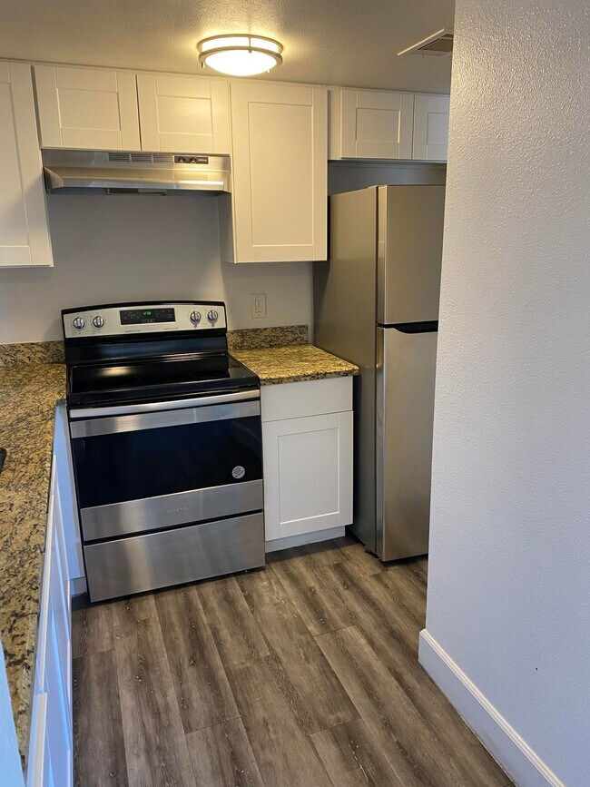 Building Photo - MOVE IN SPECIAL