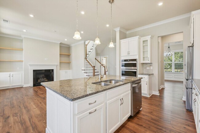 Building Photo - Nice 4 bedroom home with fenced yard