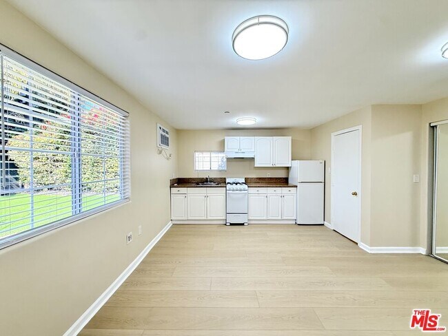 Building Photo - 364 N San Vicente Blvd