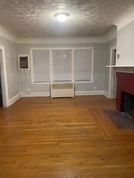 Building Photo - 572 Dickinson St