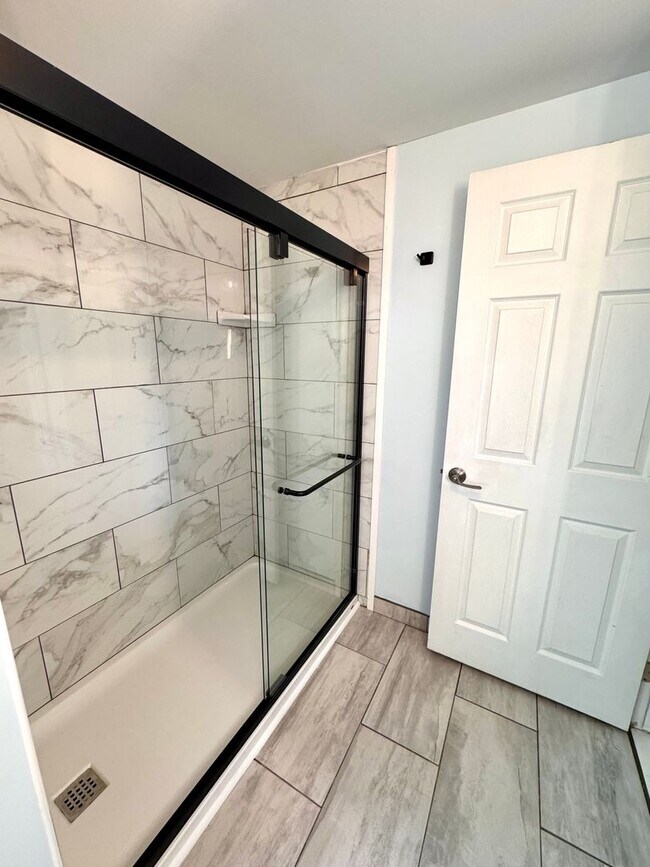 Building Photo - Spacious 5-Bedroom Home in Prime Royal Oak Location – $2,900/month