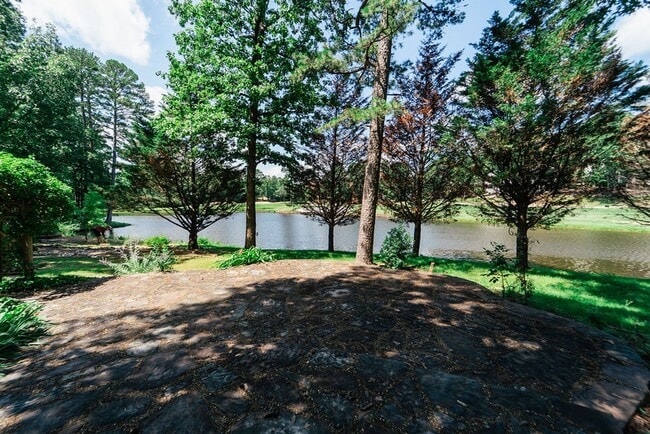 Building Photo - Beautiful Backyard Oasis on the Golf Course!