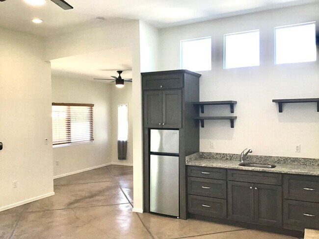 Building Photo - Modern, beautiful 3Bdrm, 2ba unfurnished i...