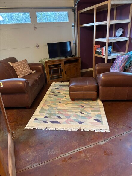 Building Photo - 2745 SE Bloomfield Rd