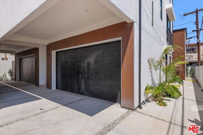 Building Photo - 5214 Satsuma Ave