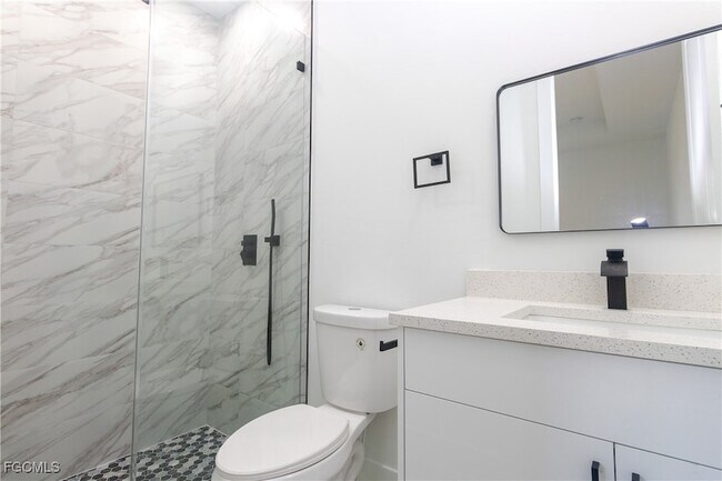 Building Photo - 843 Duplex St E