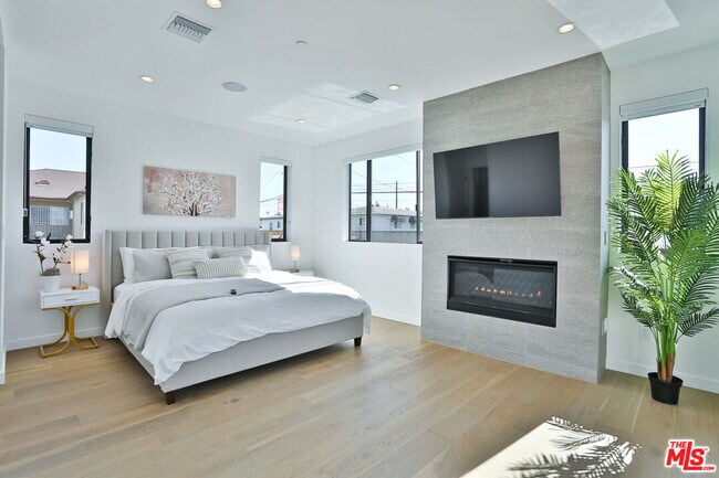 Building Photo - 1622 S Mansfield Ave