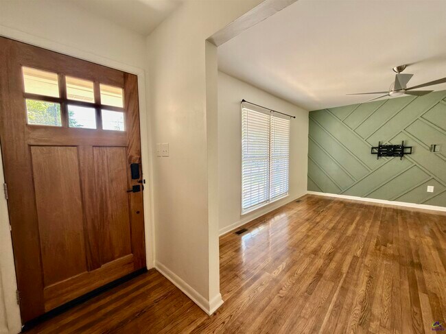 Building Photo - 214 Meadowridge Dr