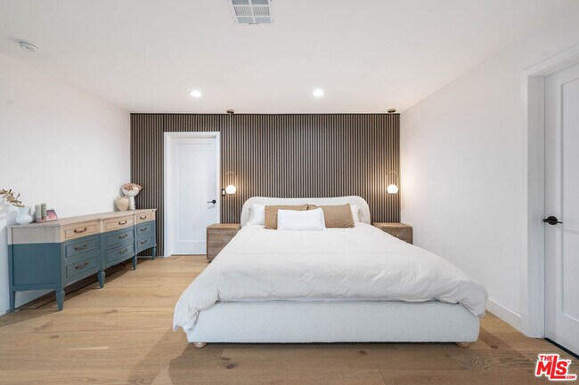 Building Photo - 3541 Multiview Dr