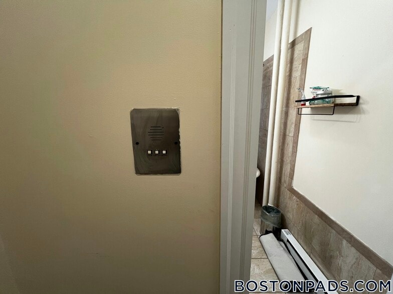 Building Photo - 55 Park Dr