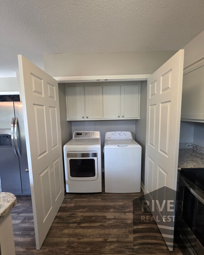 Building Photo - 1233 Ridge Dr