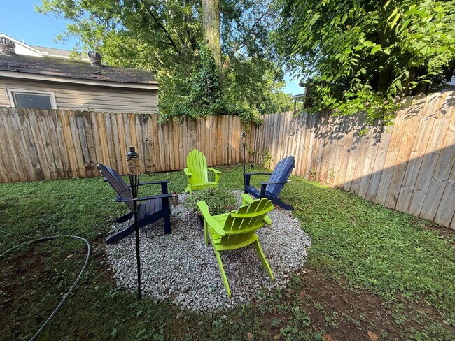 Building Photo - Secluced 800 Sq Ft 1-Bed Gem in Nashville’...