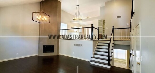 Building Photo - Gorgeous Updated Home in Blue Valley, South Overland Park-Available NOW!!