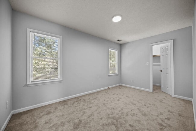 Building Photo - Spacious 3 Bedroom Home, LVP Floors, Updated Kitchen, New Cabinets, Granite, SS Appliances, Pet F...